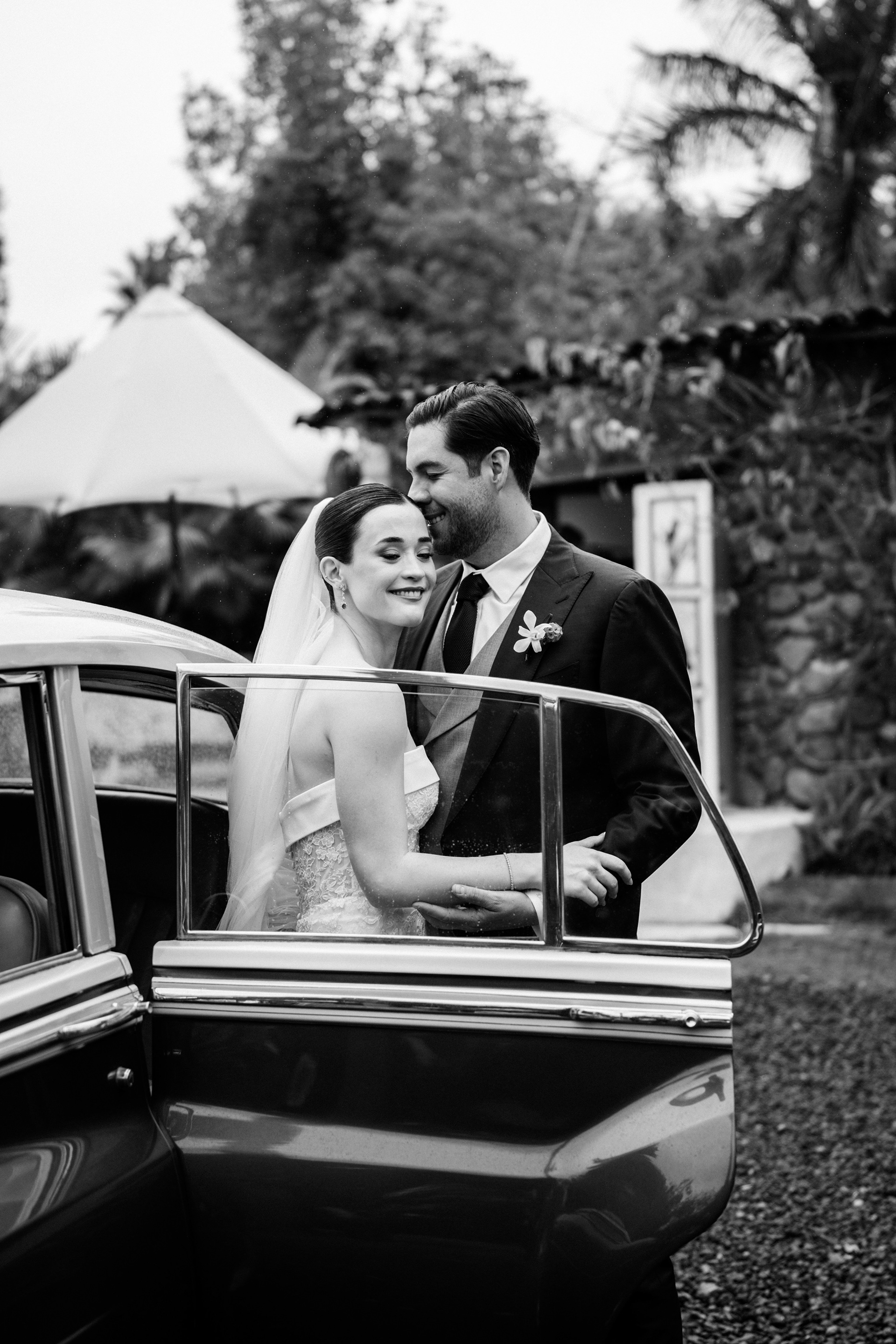 Novios bajo arco floral — Lemus Weddings Guadalajara