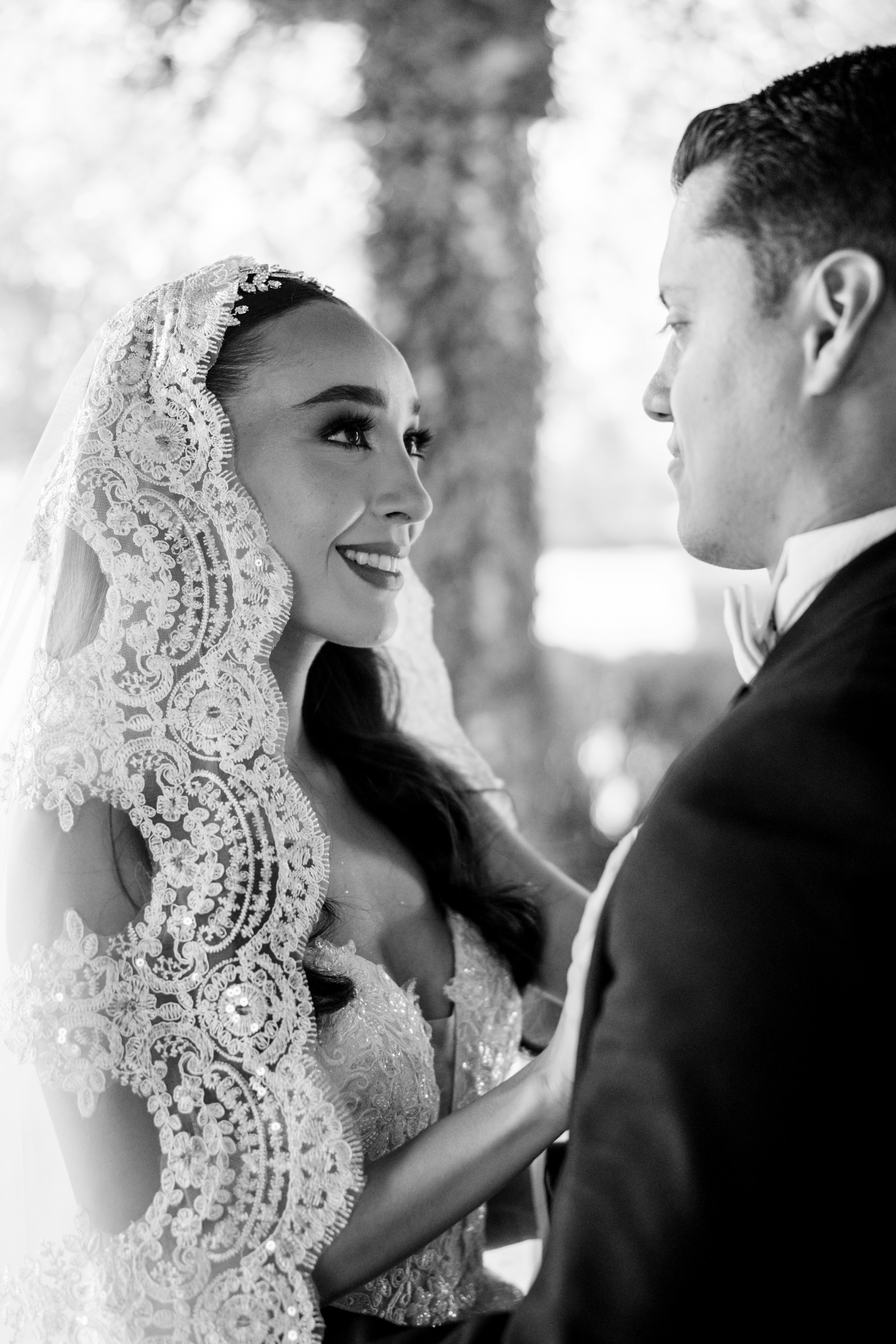 Novios en ceremonia — fotografía editorial Lemus Weddings