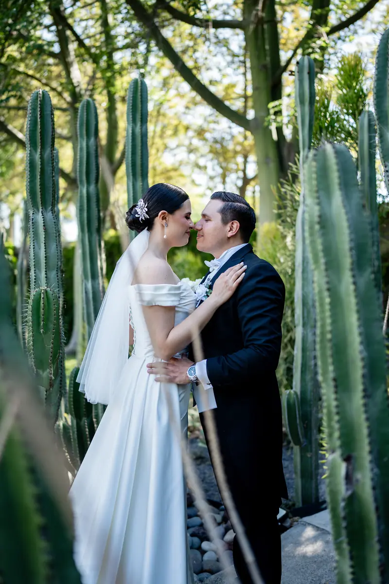 Novios se besan entre cactus en Lago Escondido