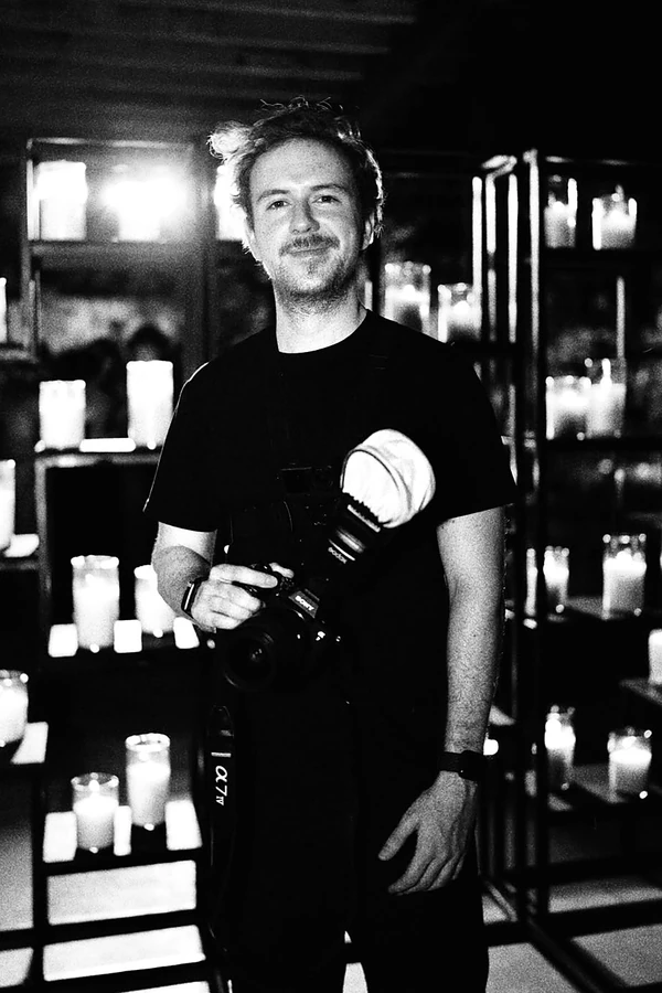 Enrique Quique Lemus, fotógrafo de bodas en Guadalajara, con su cámara